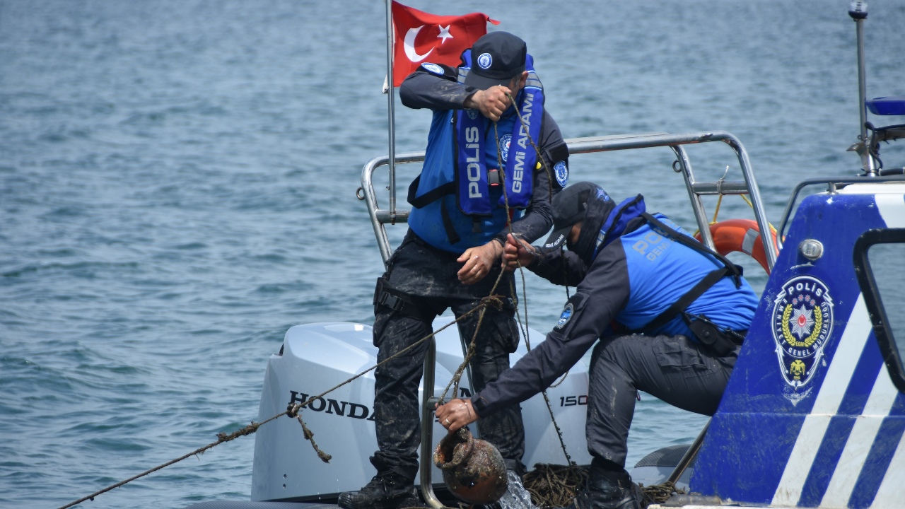 Aliağa’da kaçak ahtapot tuzakları imha edildi