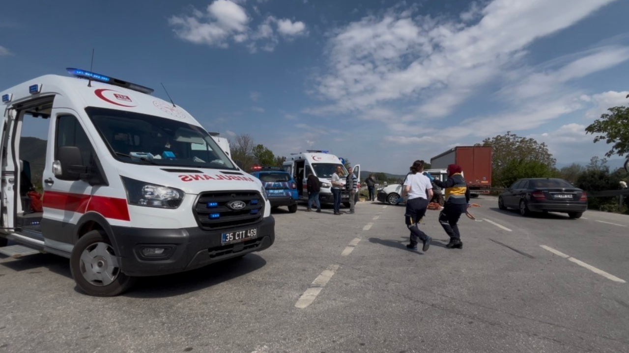 Bayındır’da trafik kazası: 4’ü çocuk 7 kişi yaralandı