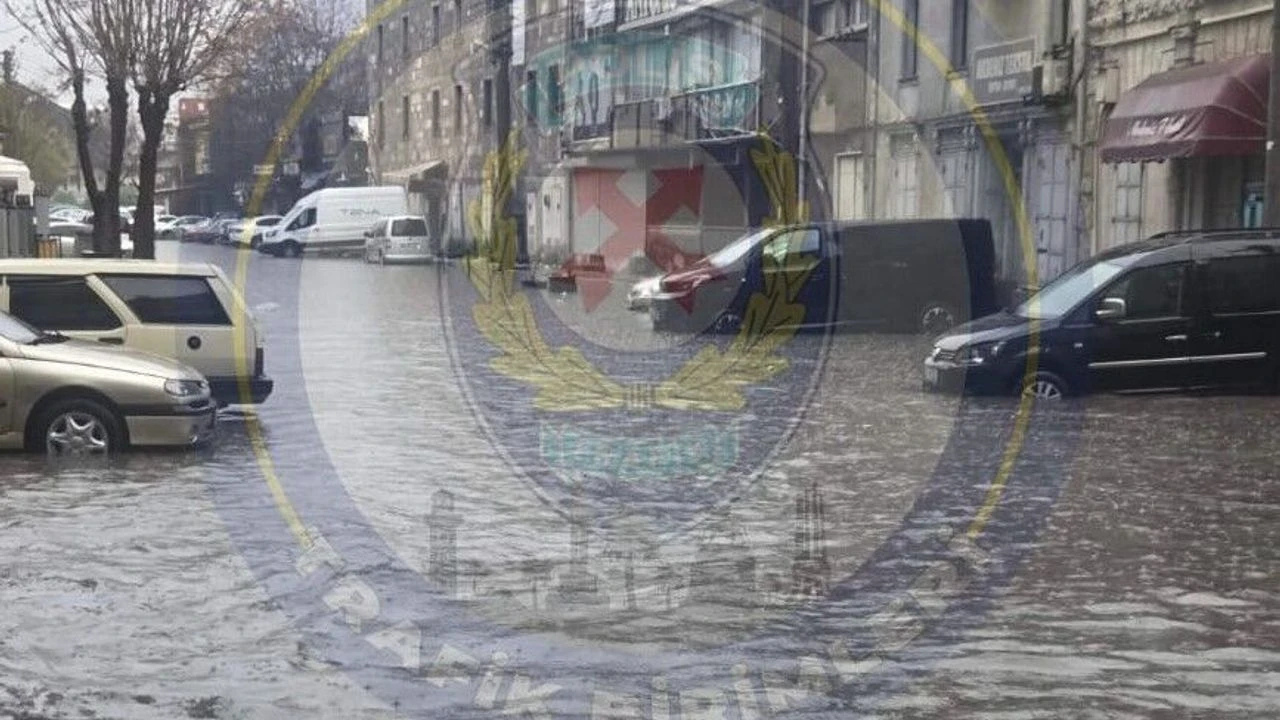 İzmir Emniyeti’nden Konak’ta su birikintisi uyarısı: Bazı sokaklar trafiğe kapatıldı