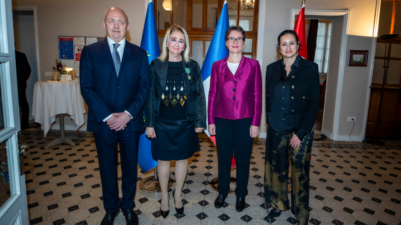 İzmir Kültür Sanat ve Eğitim Vakfı (İKSEV) Başkanı Filiz Eczacıbaşı Sarper’e Fransa’dan şövalye nişanı-2