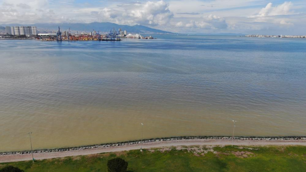 İzmir Körfezi’nde sağanak sonrası renk değişimi-2