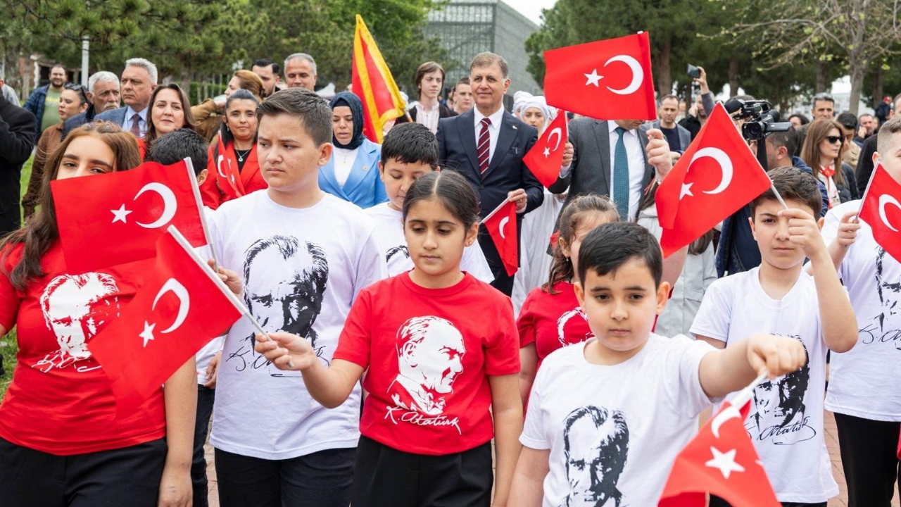 Başkan Tugay: Bizim için en güzel bayram çocuklarımızın neşesidir