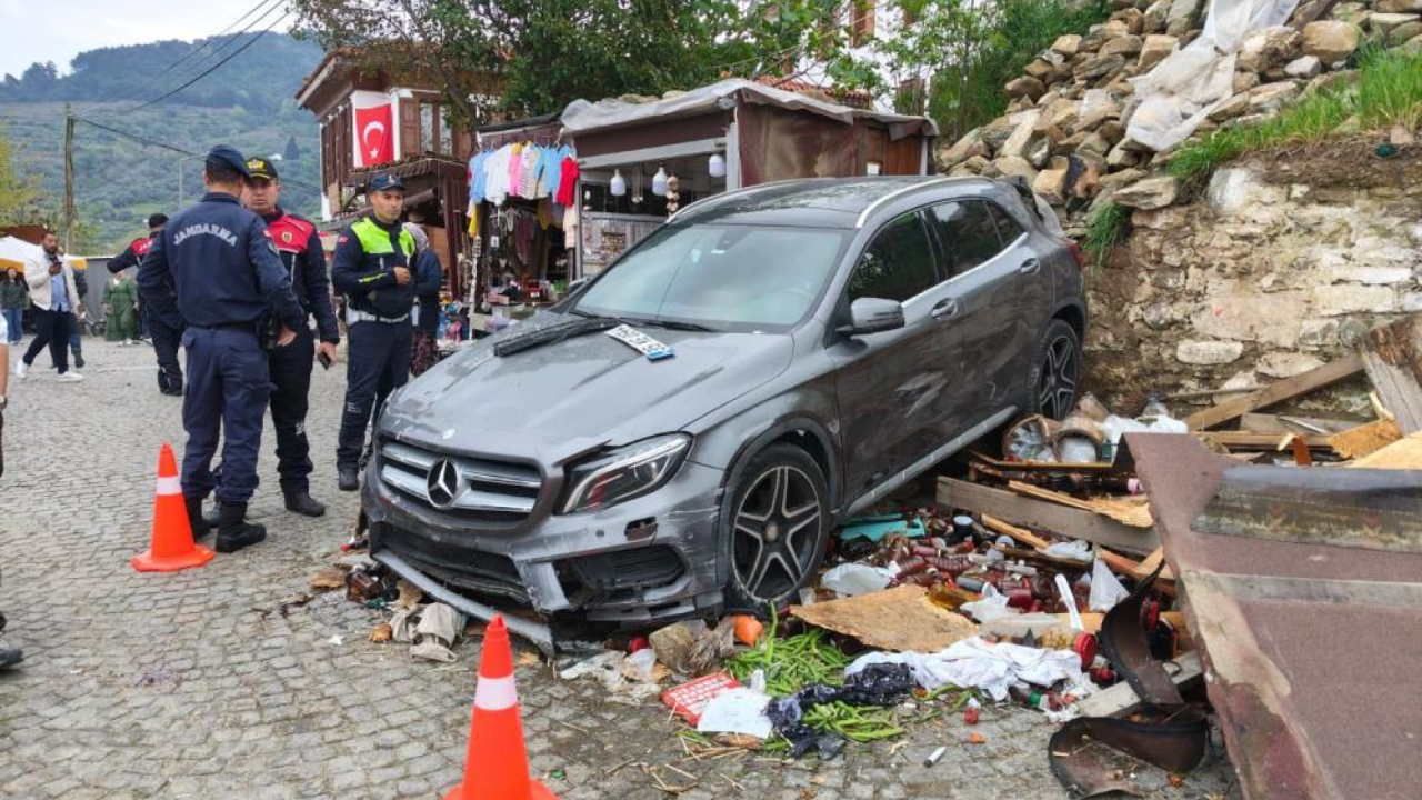 Şirince'de korkutan kaza: Araç tezgaha uçtu, 1 yaralı