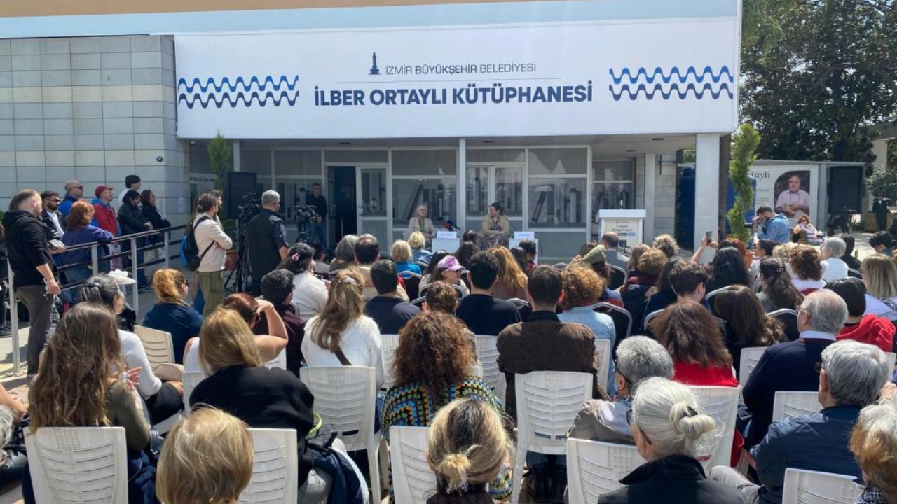 İlber Ortaylı, İzmir'de adını taşıyan kütüphane önünde anıldı