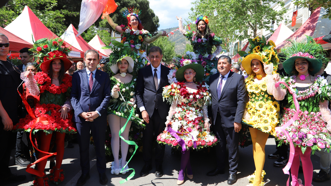 İzmir ve Türkiye’nin çiçek başkenti Bayındır’da 27. Uluslararası Festival heyecanı başladı