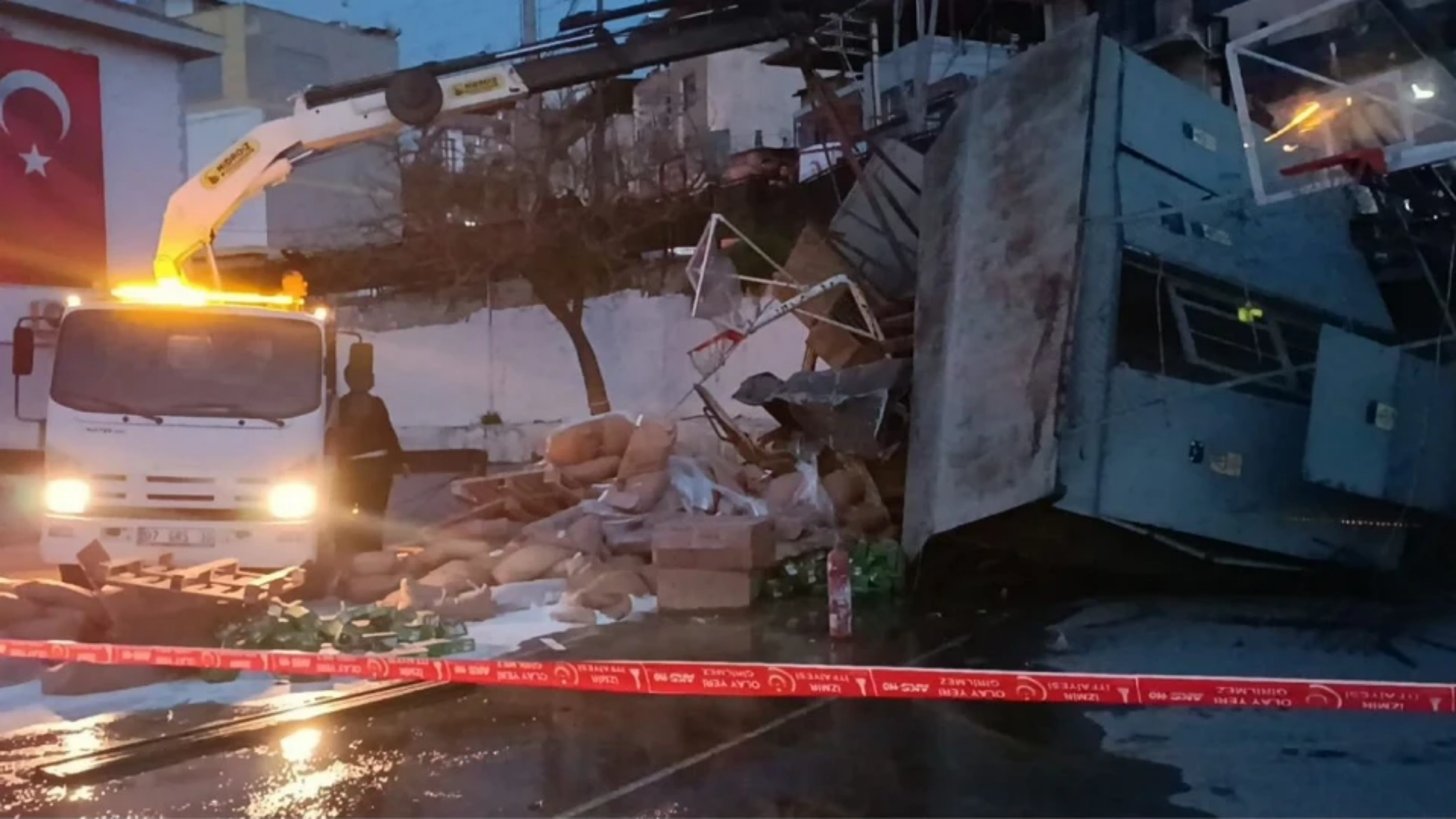 İzmir'de freni boşalan kamyon okul bahçesine uçtu