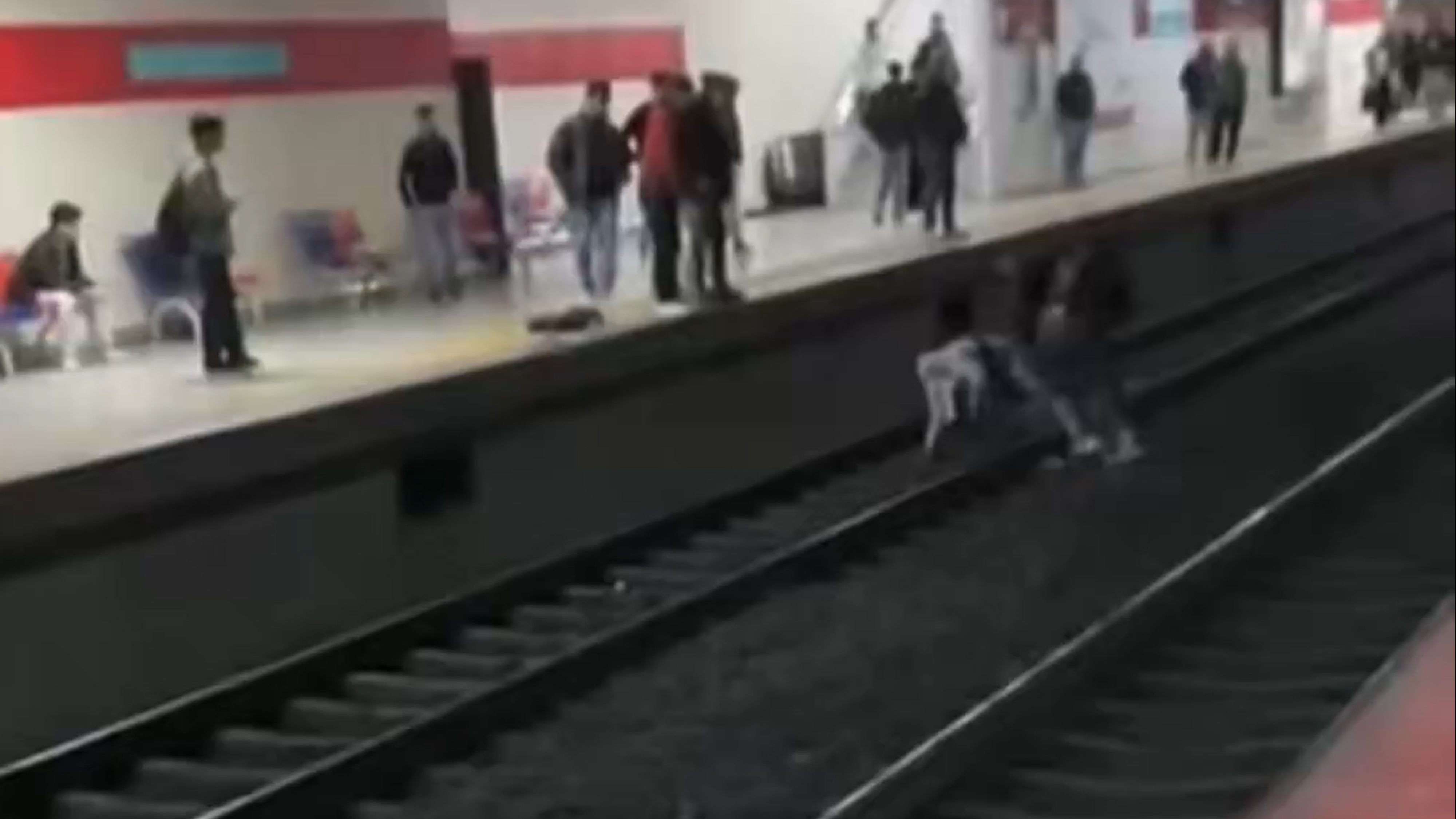 Karşıyaka İZBAN'da rayların üzerinde bıçaklı kavga