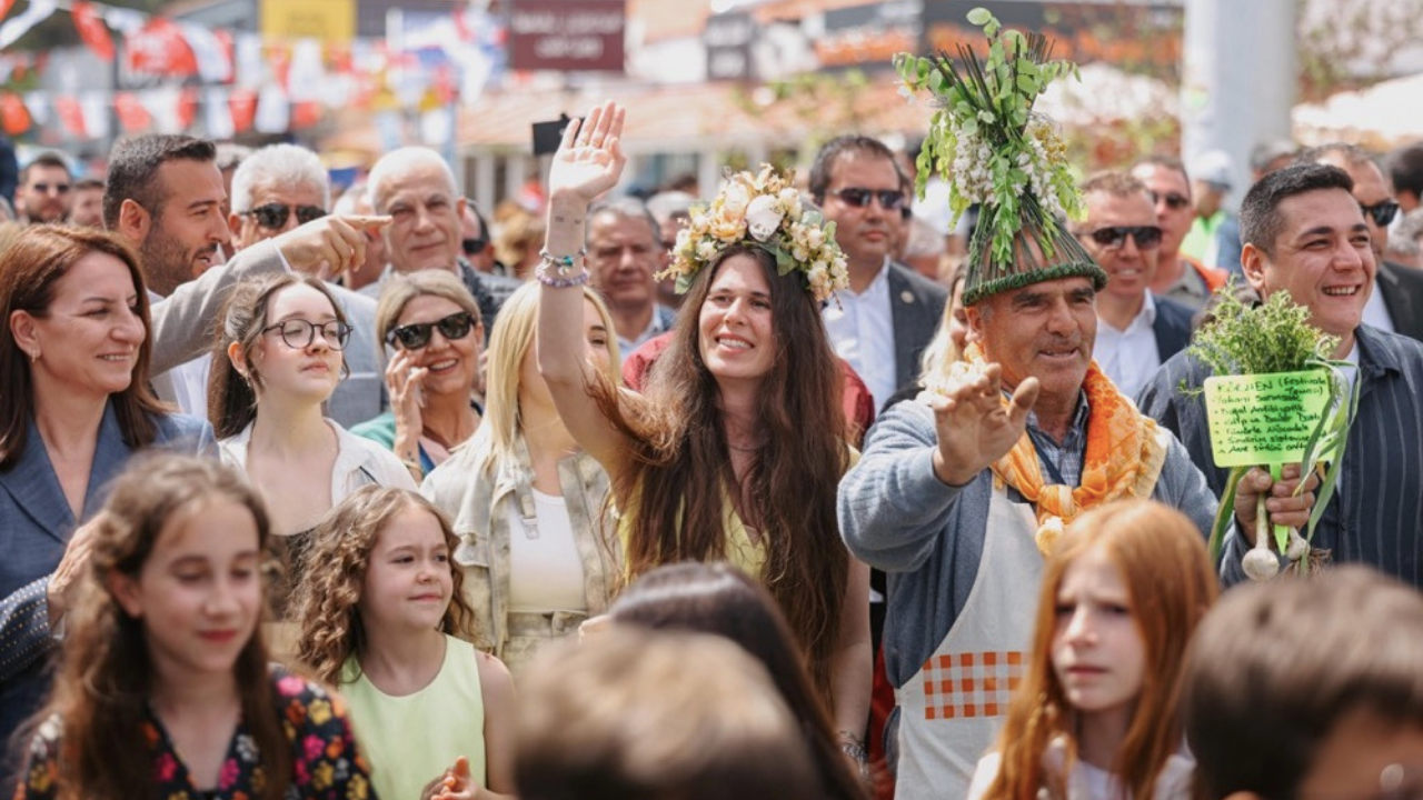 15. Uluslararası Alaçatı Ot Festivali'nin görkemli korteji ve 23 Nisan gururu bir arada