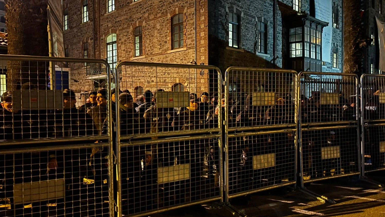 Polis Barikatı Kuruldu