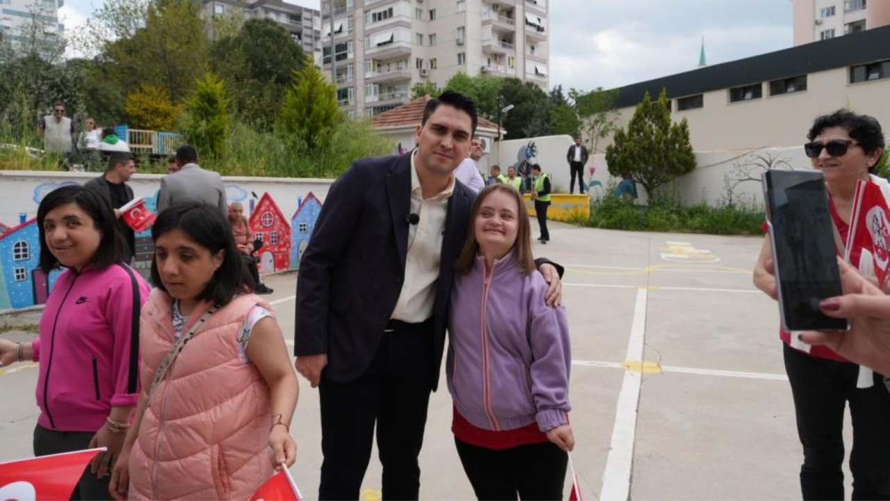 Ülkü Ocakları'ndan Özel Öğrencilerin Okuluna 23 Nisan Hediyesi Sera2