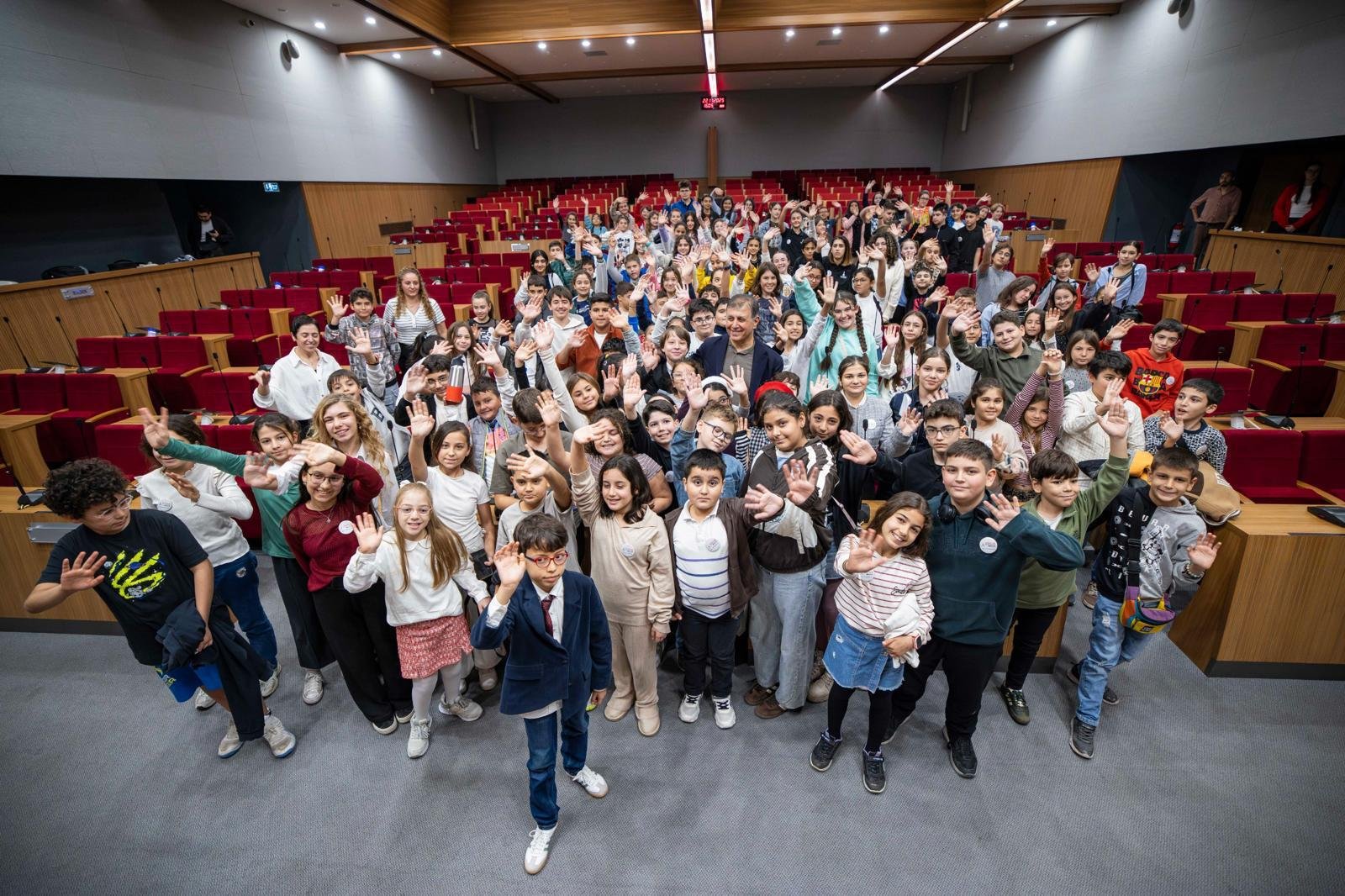 İzmir çocuk politikalarında vites yükseltti: Geleceğin şehri çocuklarla tasarlanıyor!
