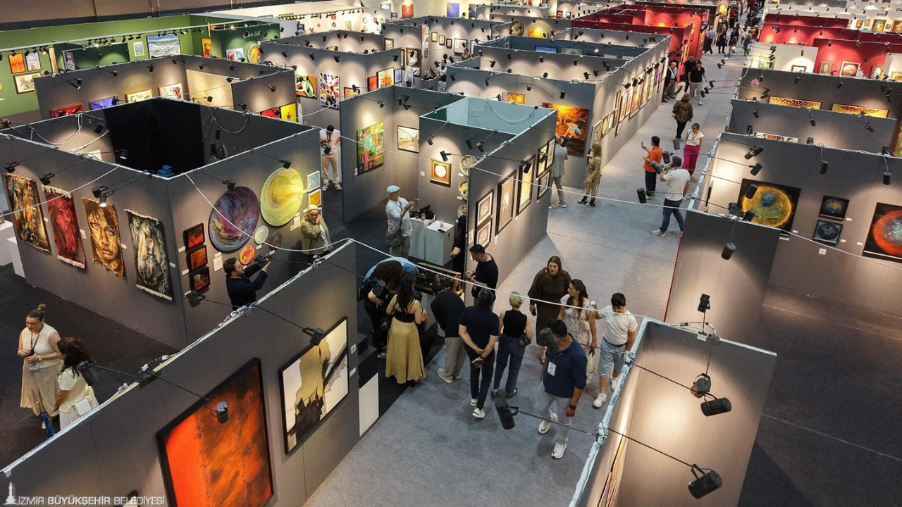 120 galeri, bin 600 sanatçı aynı çatı altında: İzmir'de sanat buluşması başladı
