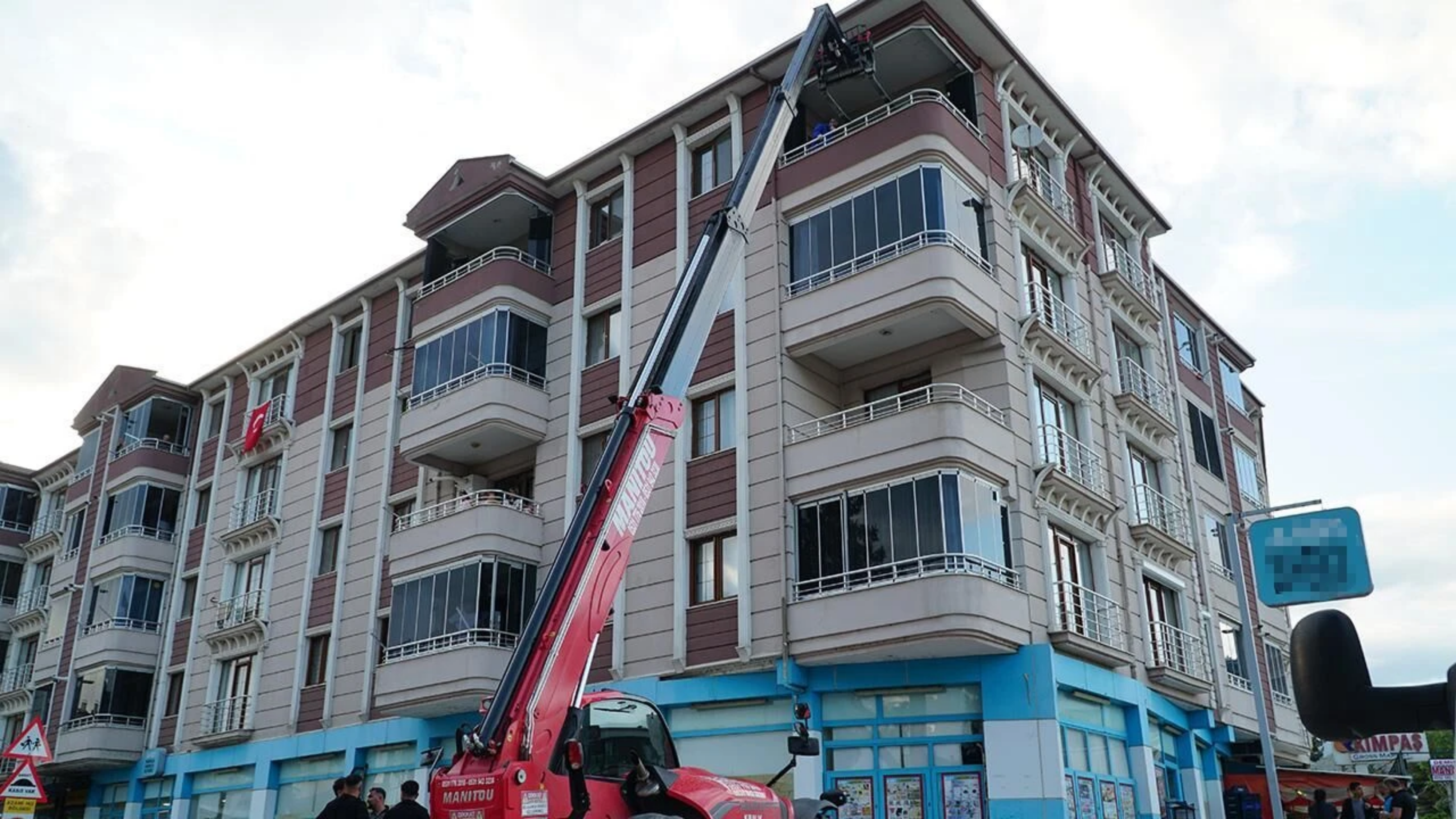 250 Kiloluk Kişinin Cenazesi Forkliftle Indirildi