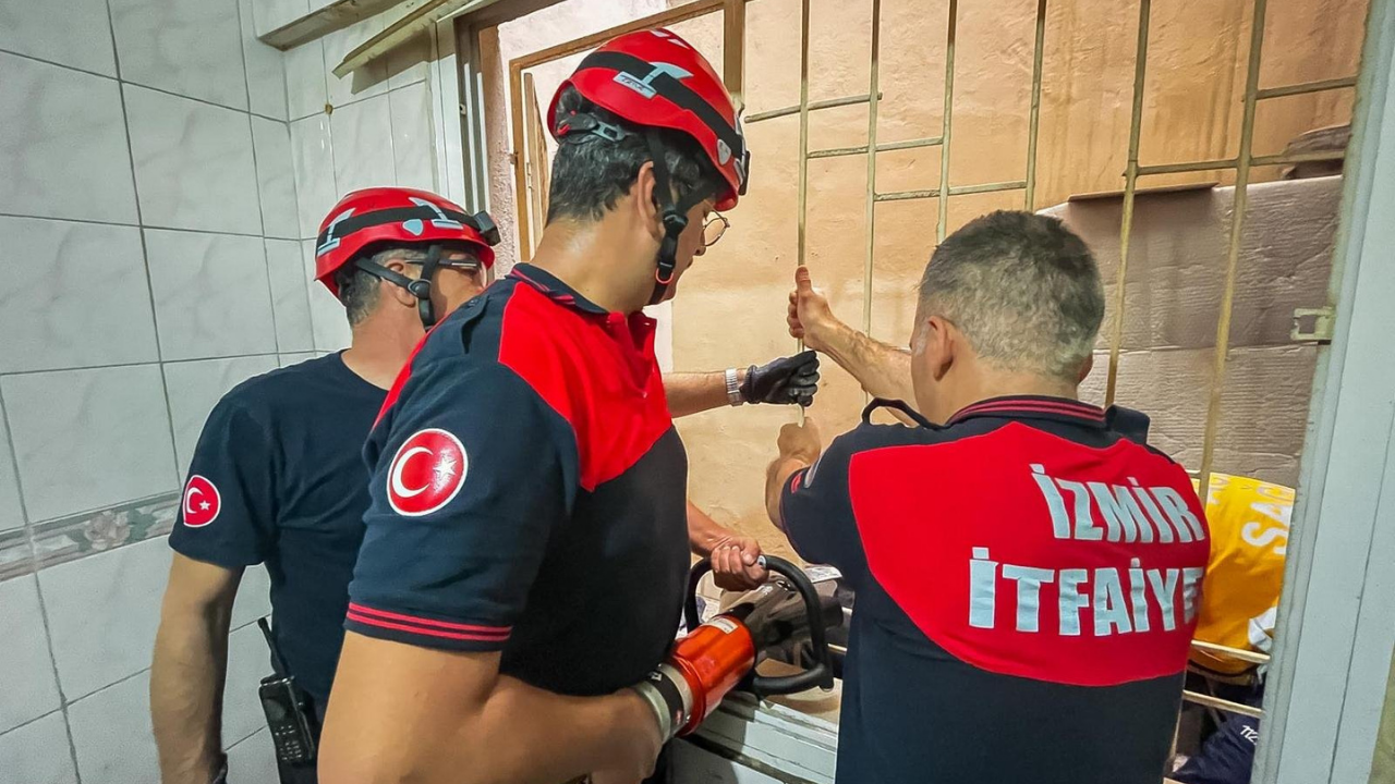 Apartman boşluğuna düşen vatandaş, itfaiye ekipleri tarafından kurtarıldı