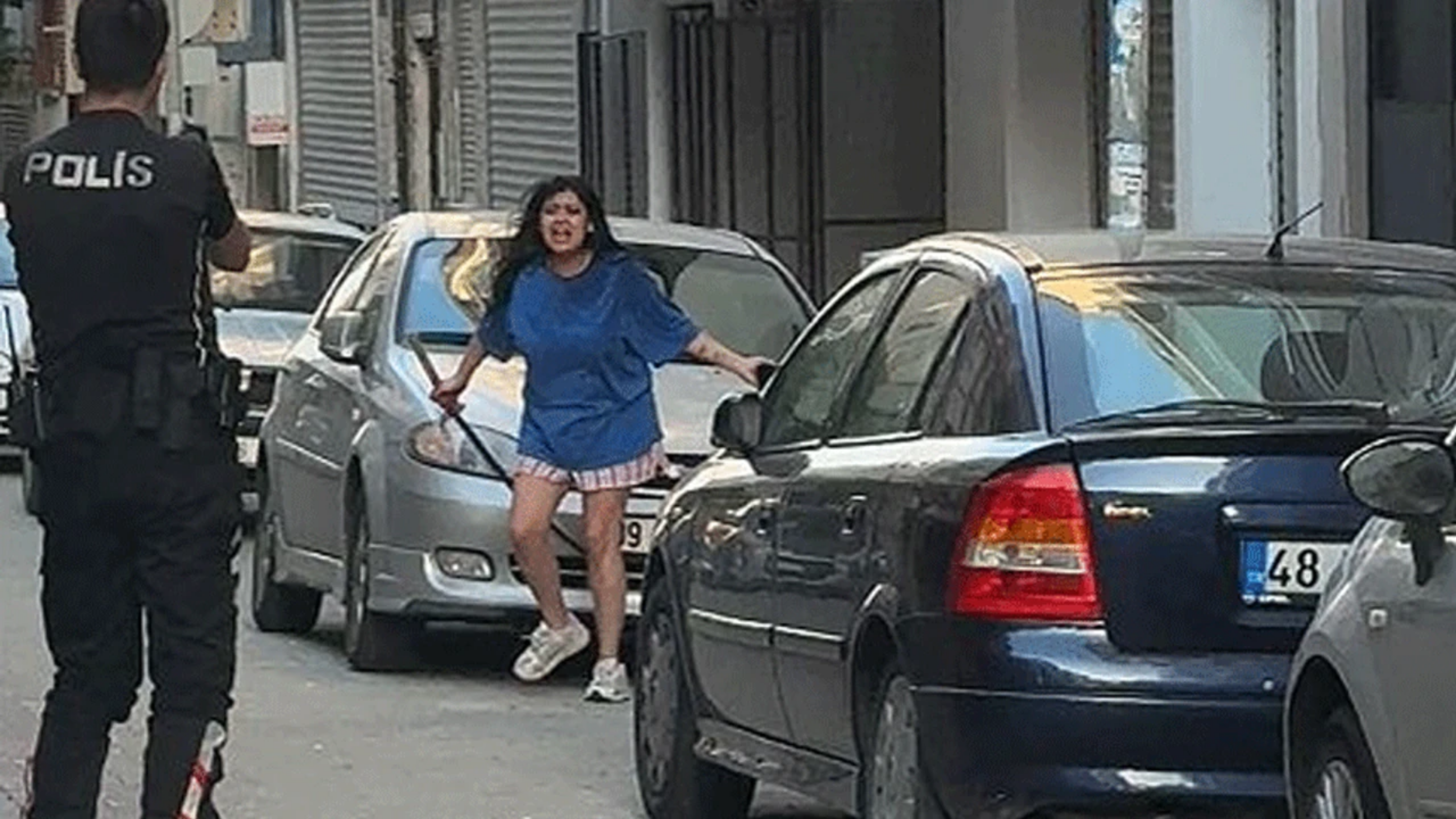 Sokakta samuray kılıcıyla saldırganlaşan genç kıza polis müdahalesi