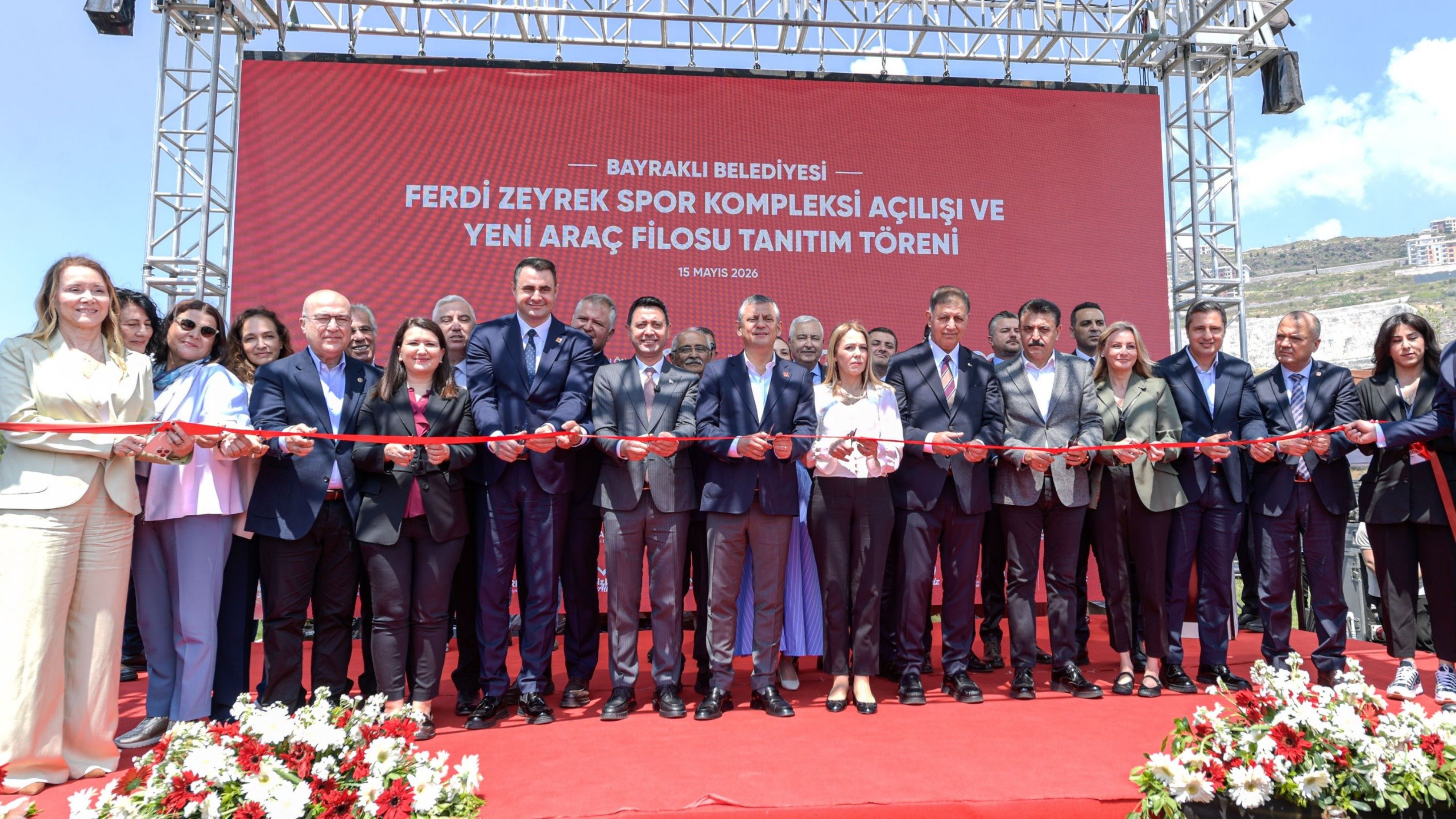 Bayraklı’da Ferdi Zeyrek Spor Kompleksi açıldı, yeni araç filosu tanıtıldı