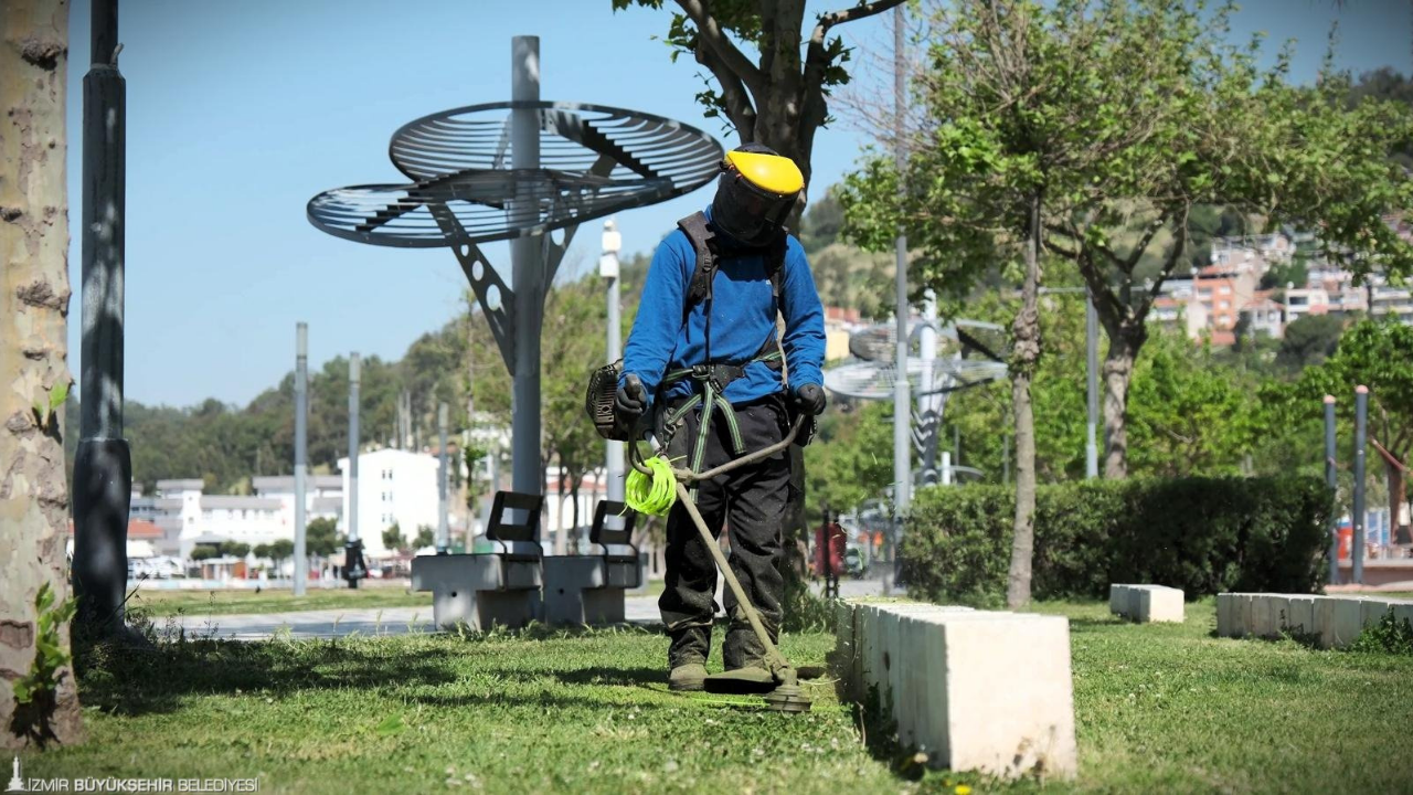 Bayram Öncesi İzmir’in Parklarında Yoğun Bakım Mesaisi