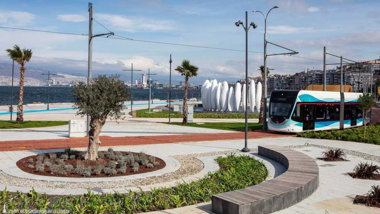 Bayram Öncesi İzmir’in Parklarında Yoğun Bakım Mesaisi1