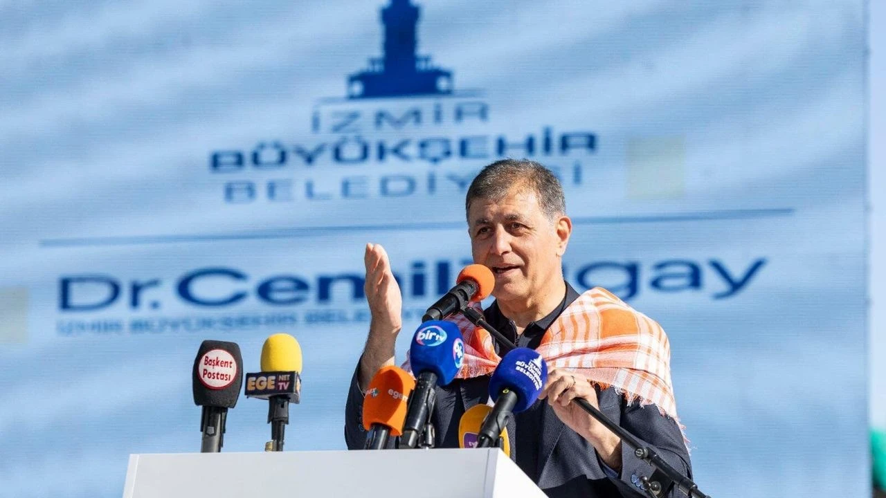 Başkan Tugay: Bazı insanlar İzmirlilerin İzmir Marşı’yla neden coştuğunu anlayamıyor