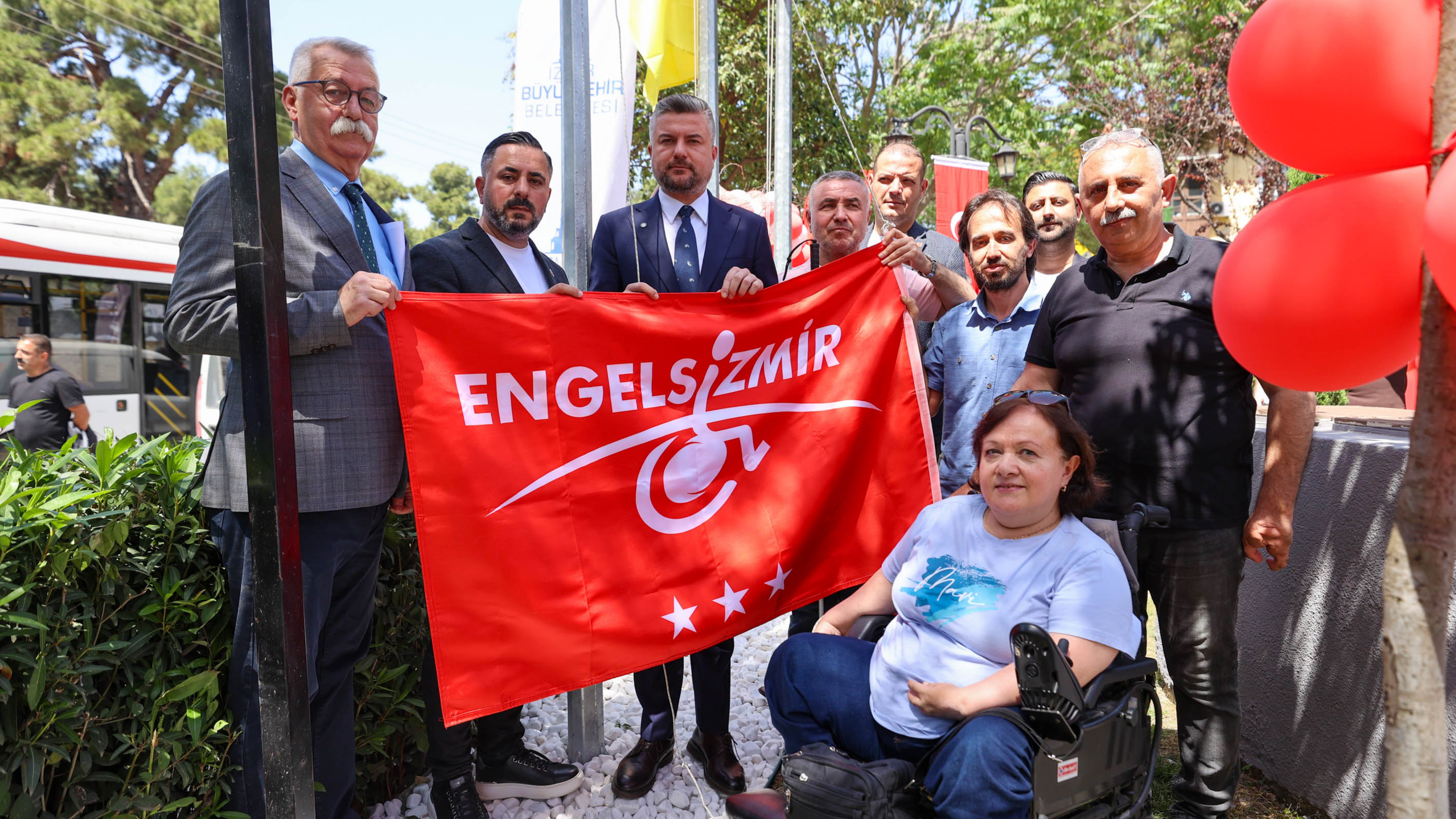 Buca’da engelsiz başarı: Üç Yıldızlı Kırmızı Bayrak göndere çekildi
