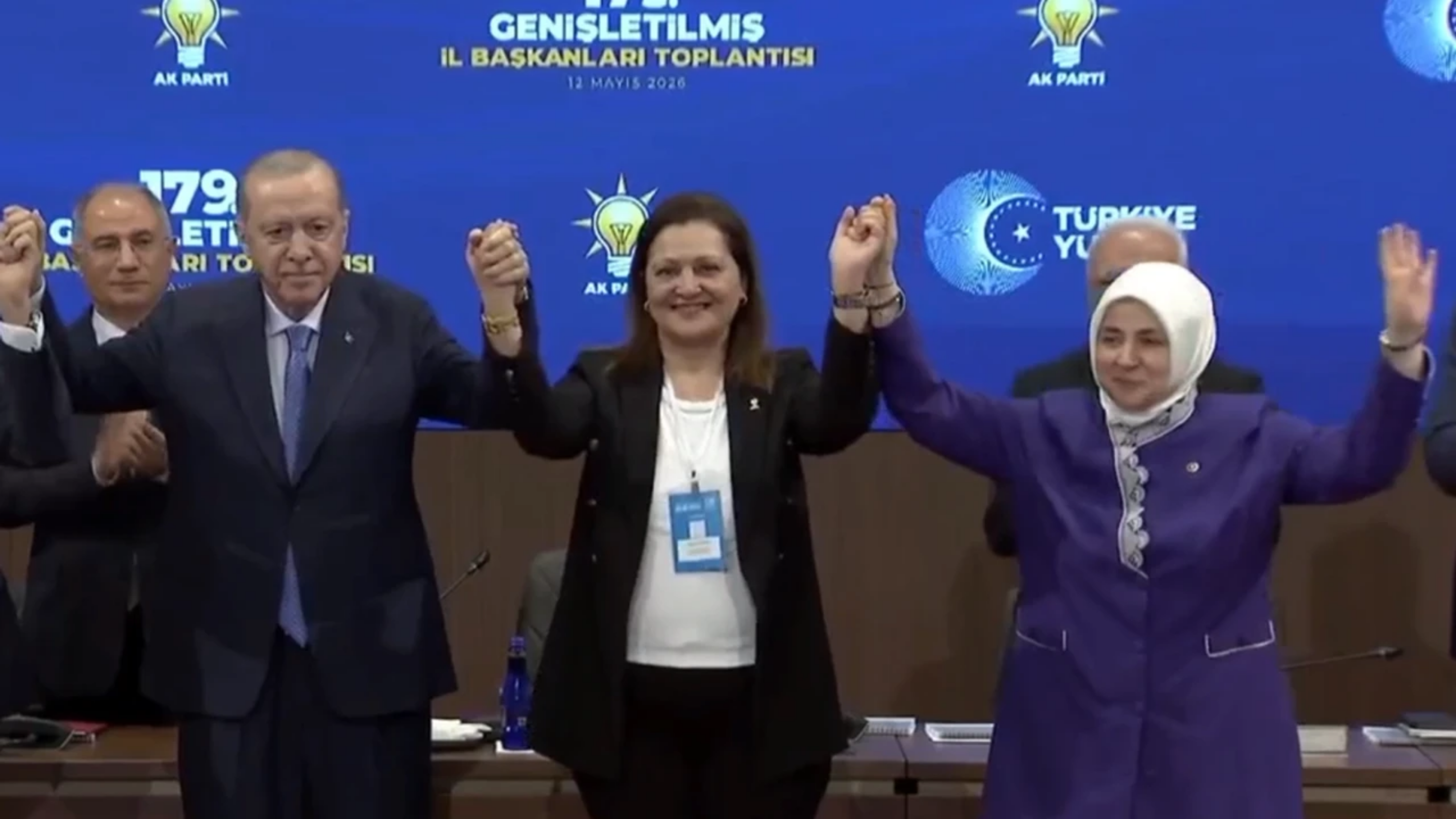 Afyonkarahisar Belediye Başkanı Burcu Köksal resmen AK Parti’de: Rozetini taktı