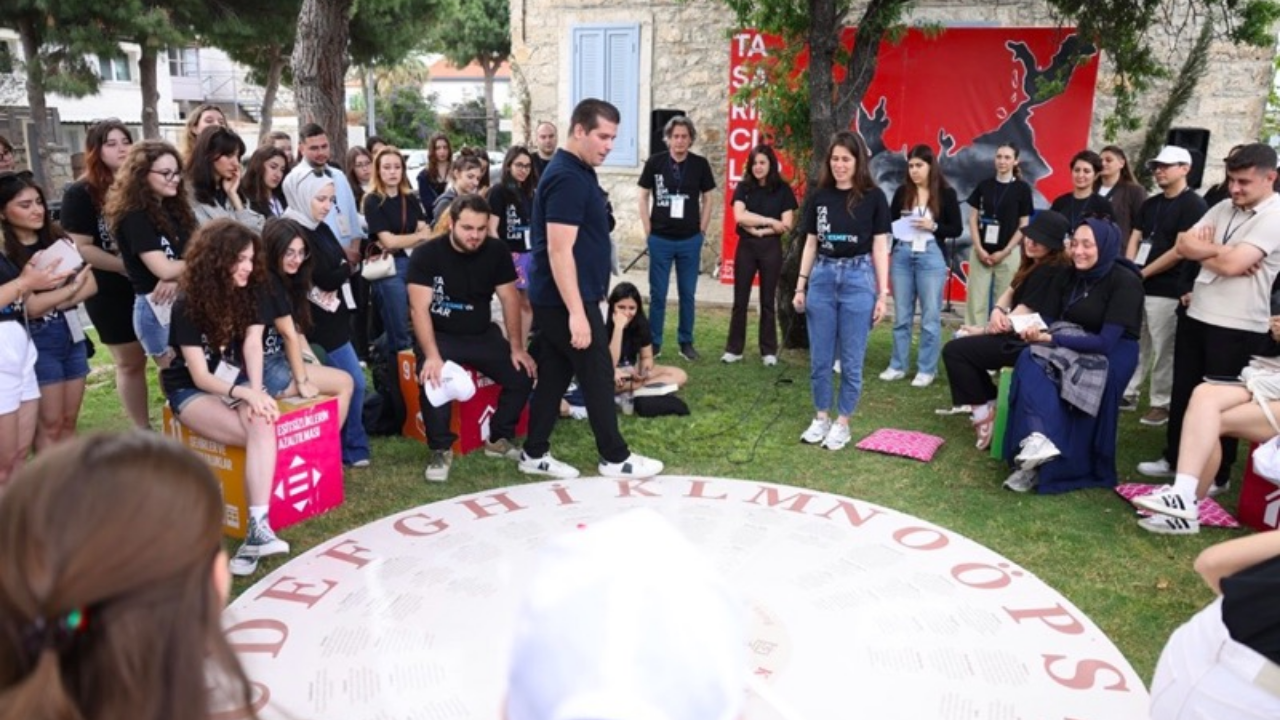 Tasarımcılar Çeşme'de ikinci kez gençlerle buluştu