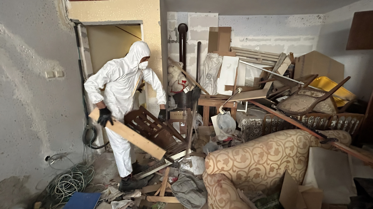Konak Belediyesi çöp eve müdahale etti: 10 ton çöp çıkarıldı