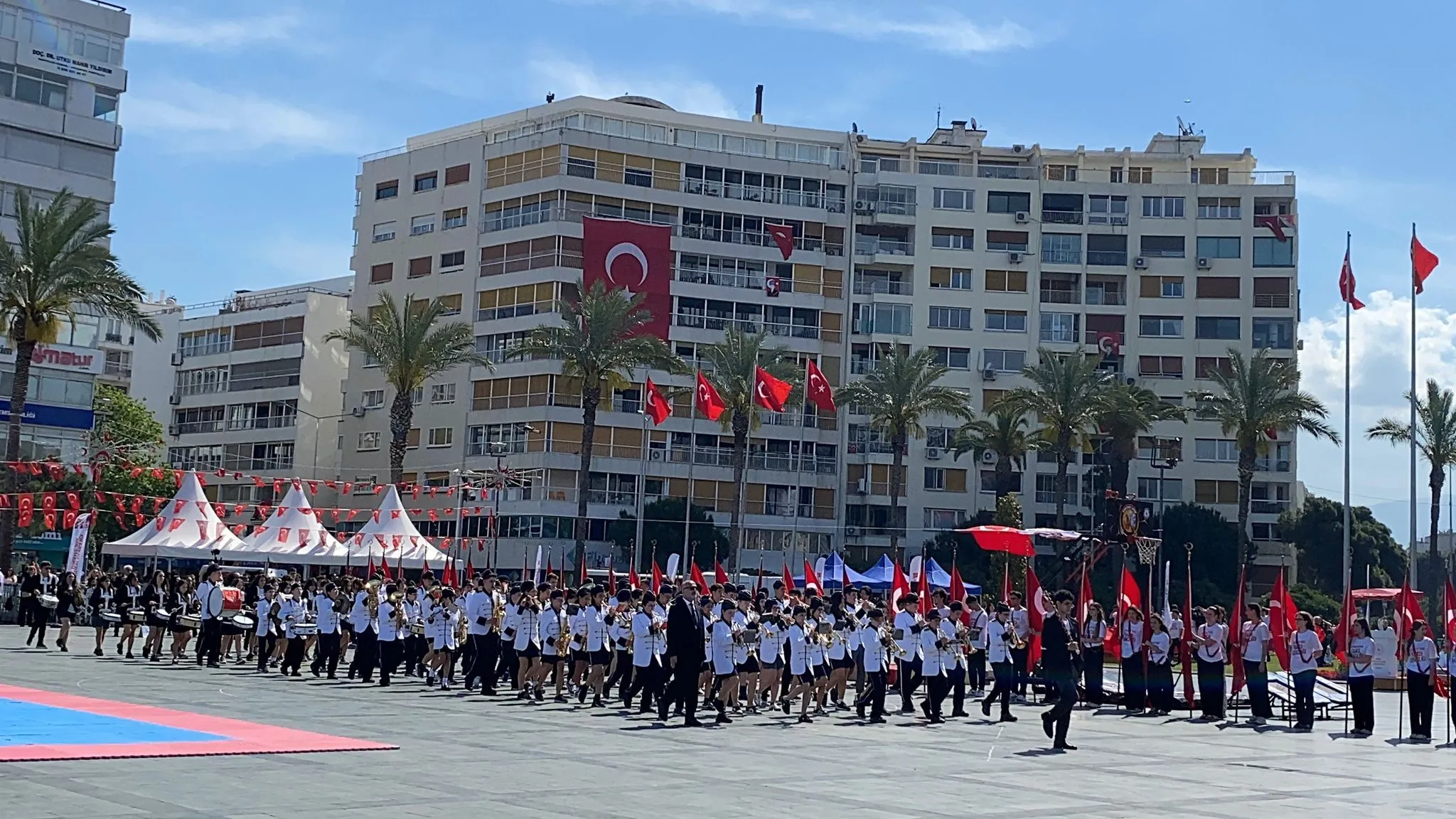 İzmir’de 19 Mayıs coşkusu Cumhuriyet Meydanı’ndan taştı: Gençlerden nefes kesen şov!