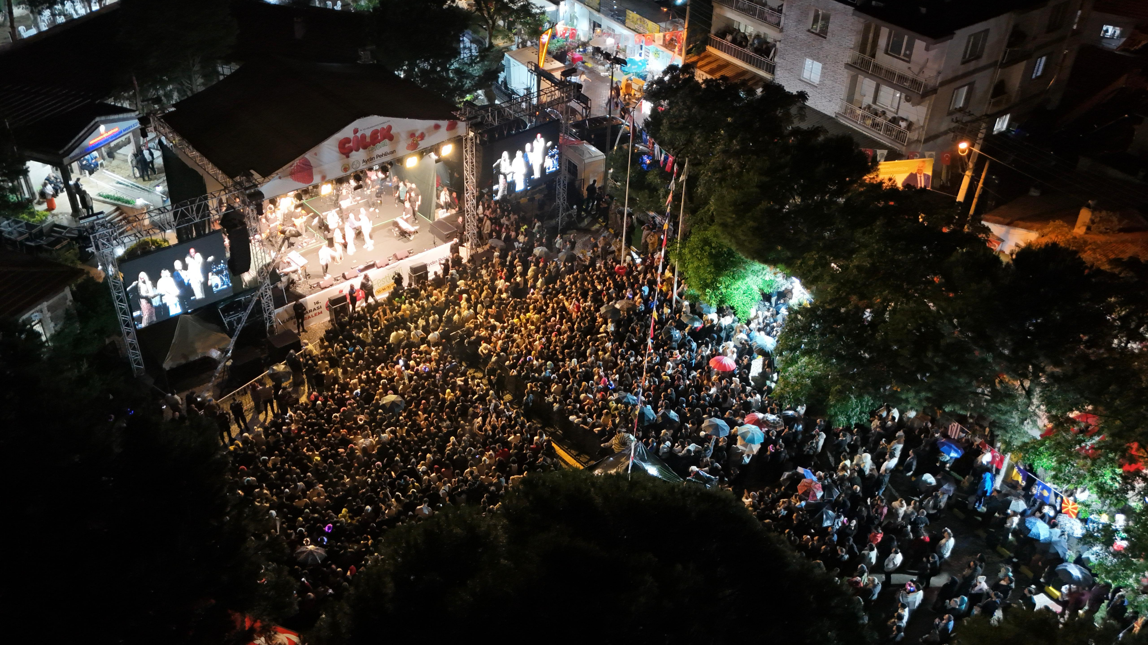 Menemen'de yağmur, festival coşkusuna engel olamadı