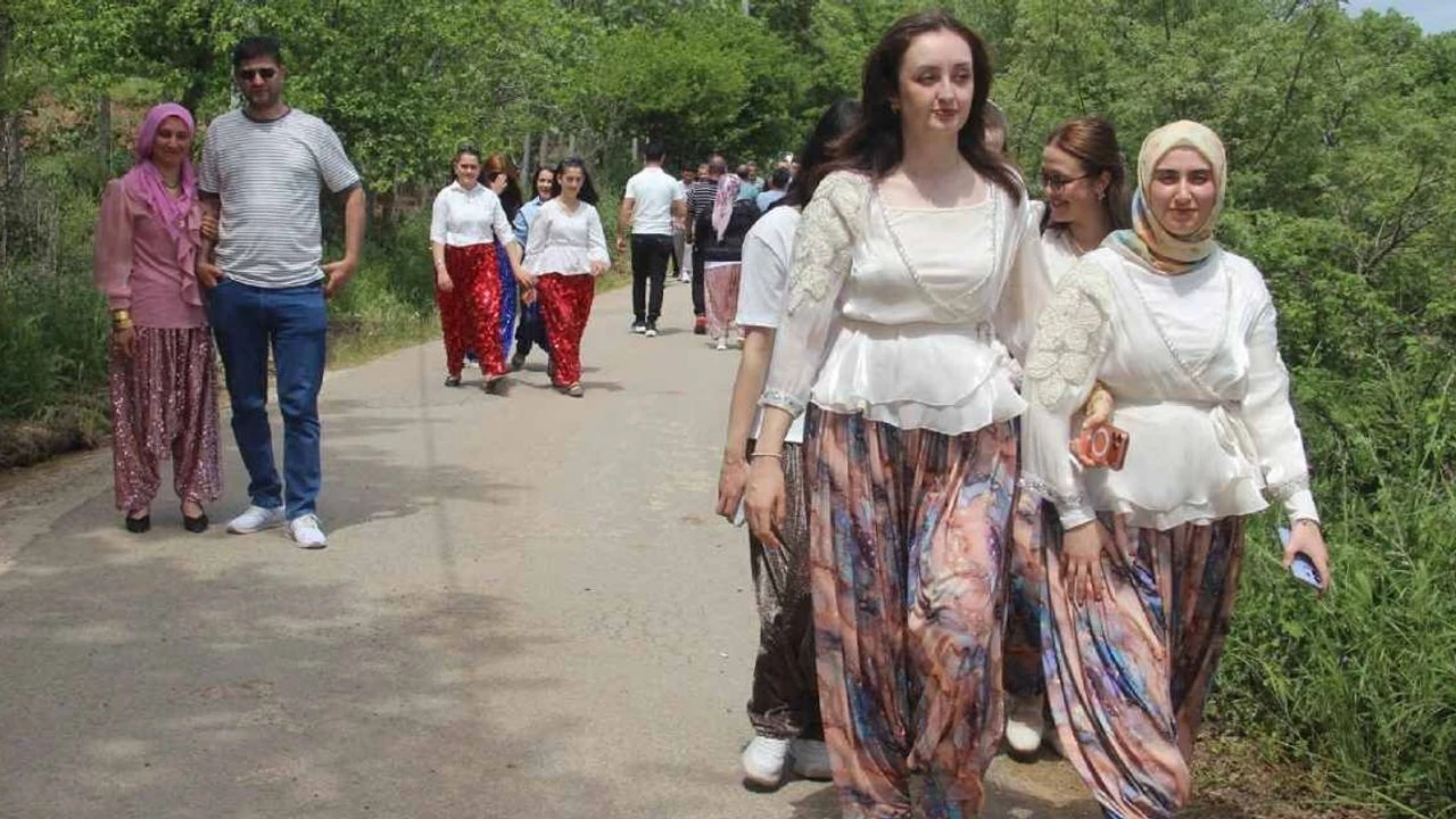 Gençler 1,5 kilometrelik yolda yürüyerek nasiplerini aradı