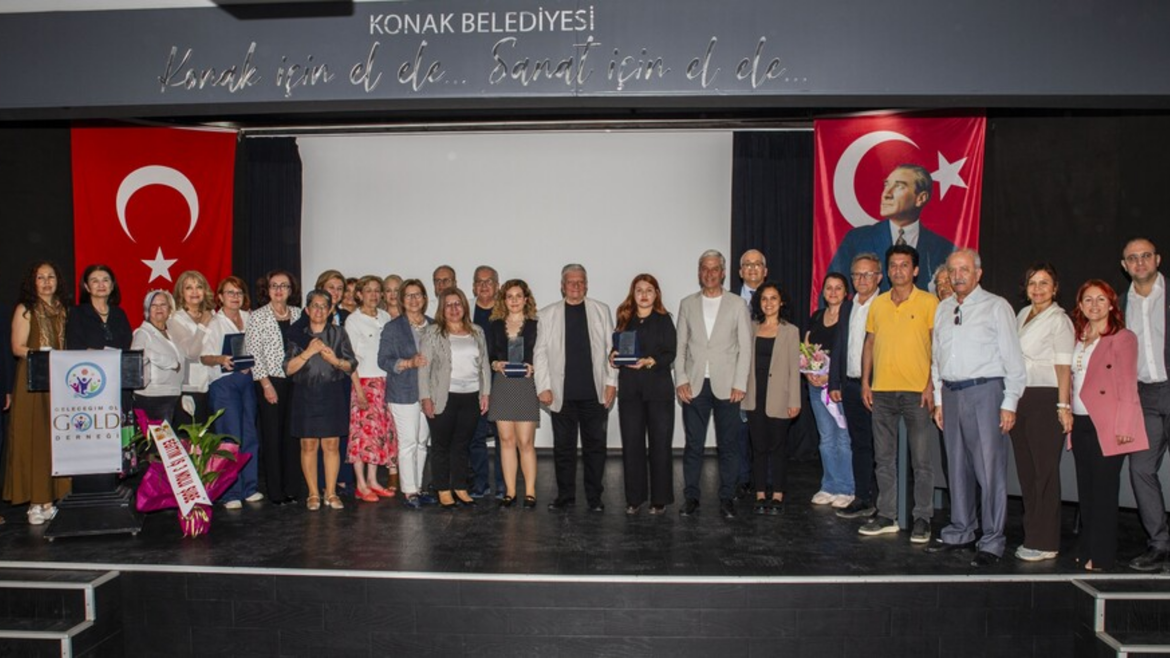 İzmir’de “Geleceğim Ol Derneği” ödülleri sahiplerini buldu