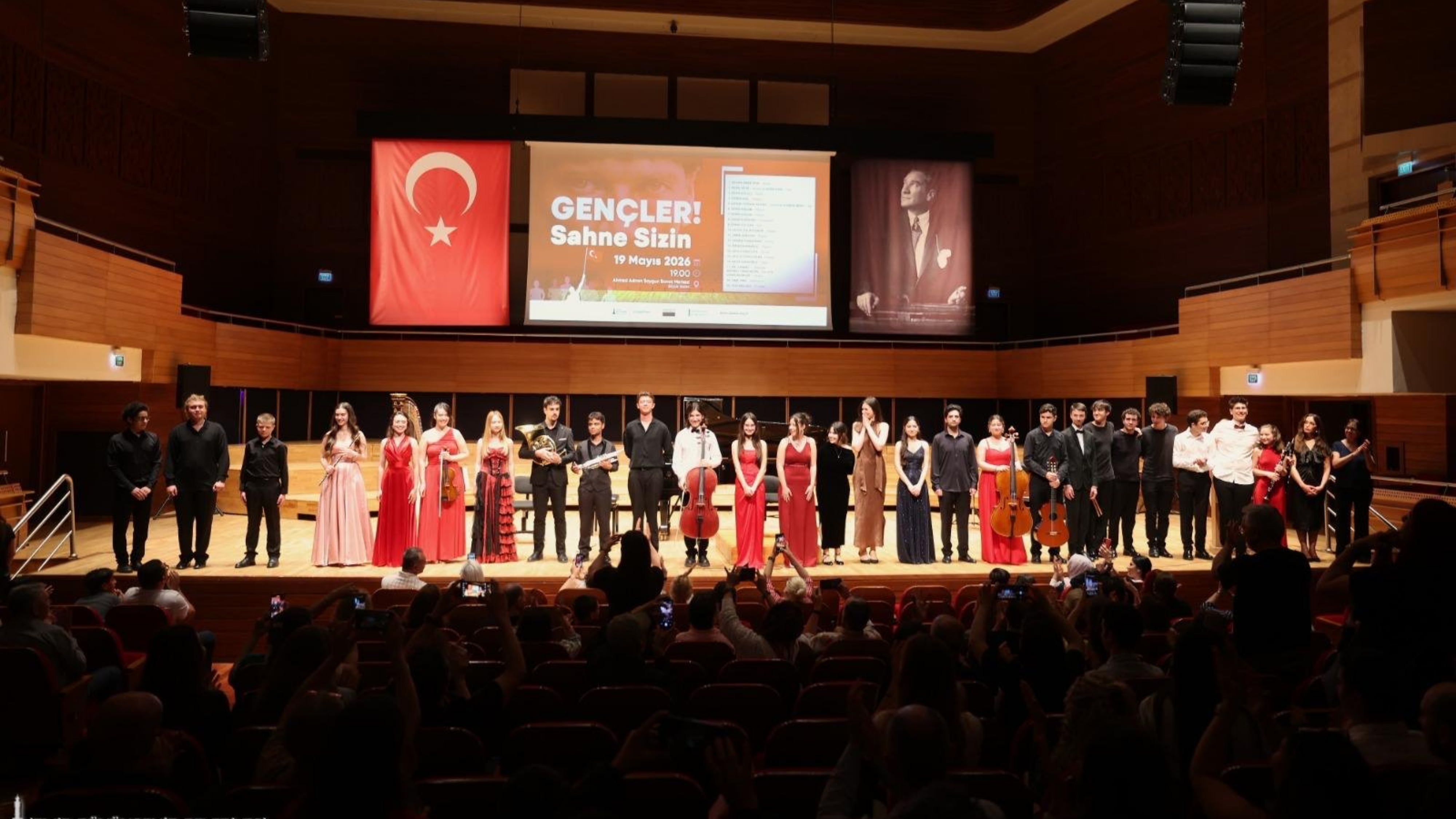 İzmir'de gençler sahneye sahip çıktı