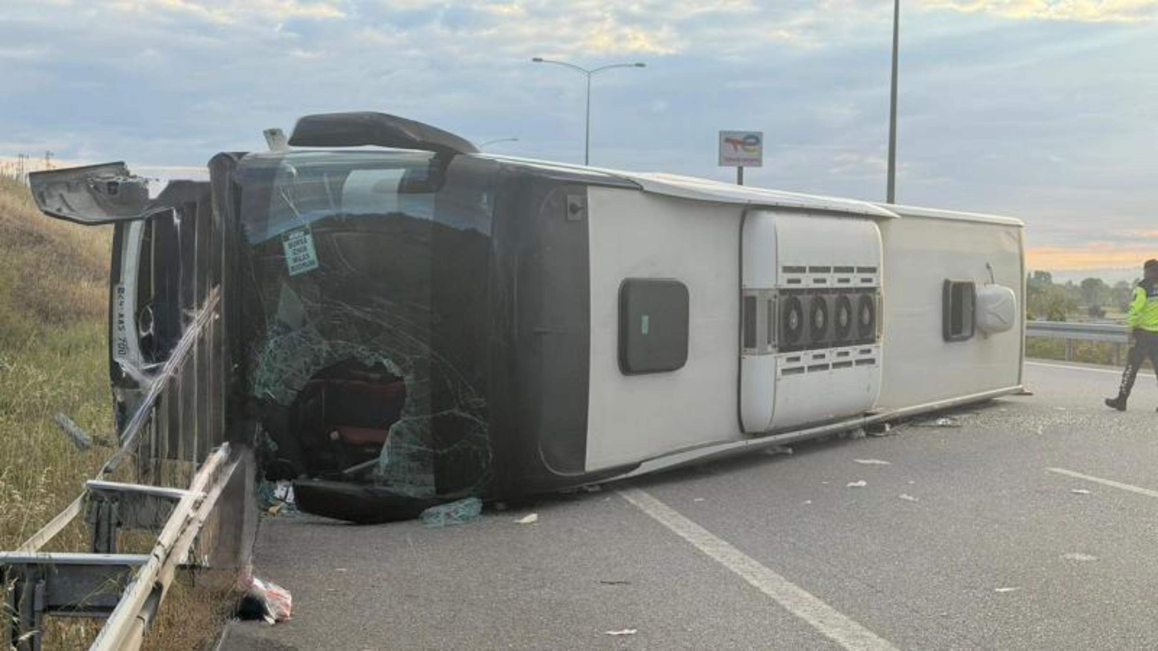 İstanbul-İzmir Otoyolu’nda yolcu otobüsü devrildi: 25 yaralı