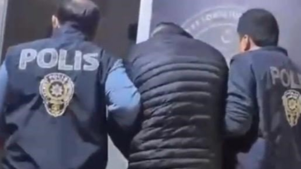 İzmir'de 50 yıl hapis cezasıyla aranan şüpheli gardıropta yakalandı