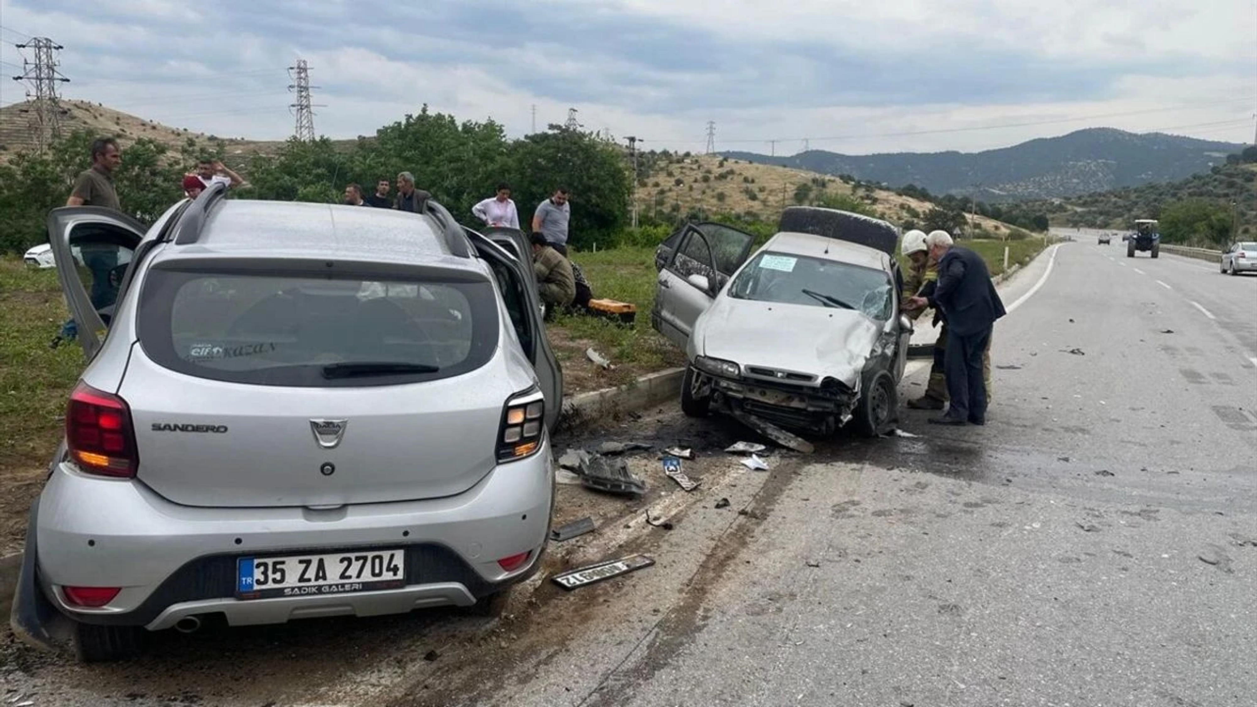 İzmir'de iki otomobil çarpıştı: 2’si çocuk 8 kişi yaralı