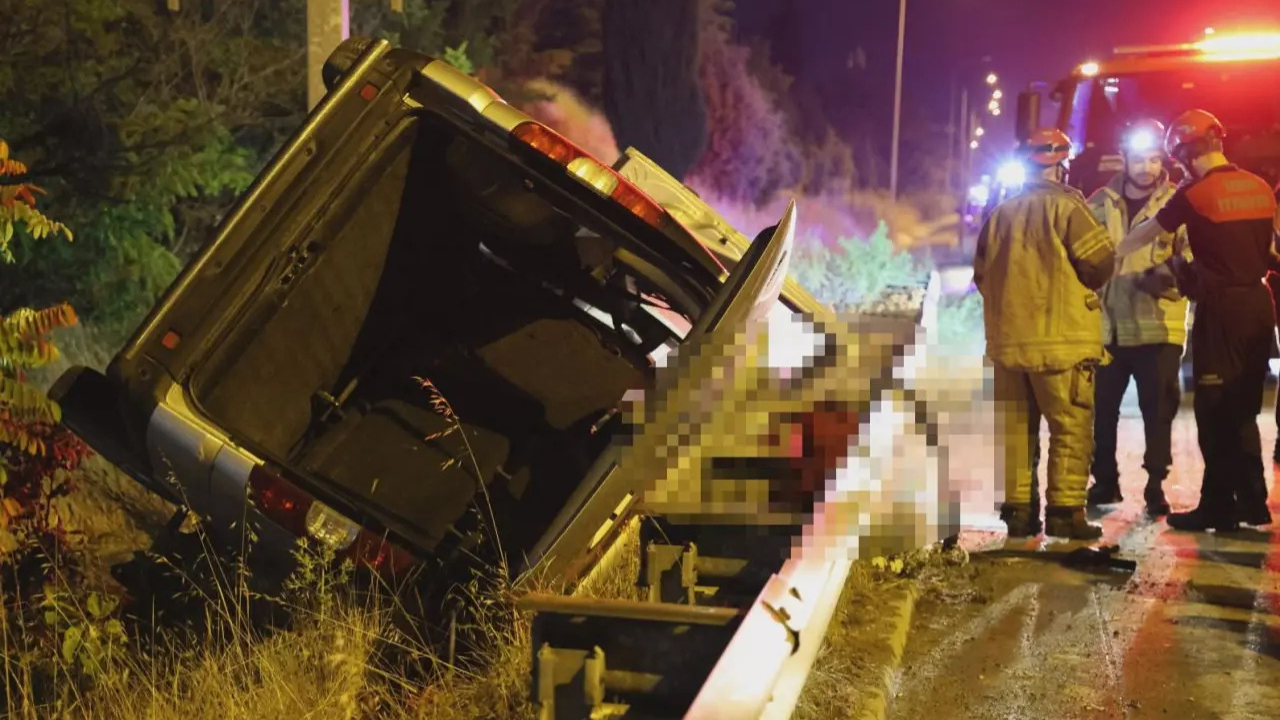 İzmir’de Su Kanalına Giren Araç Şarampole Devrildi1