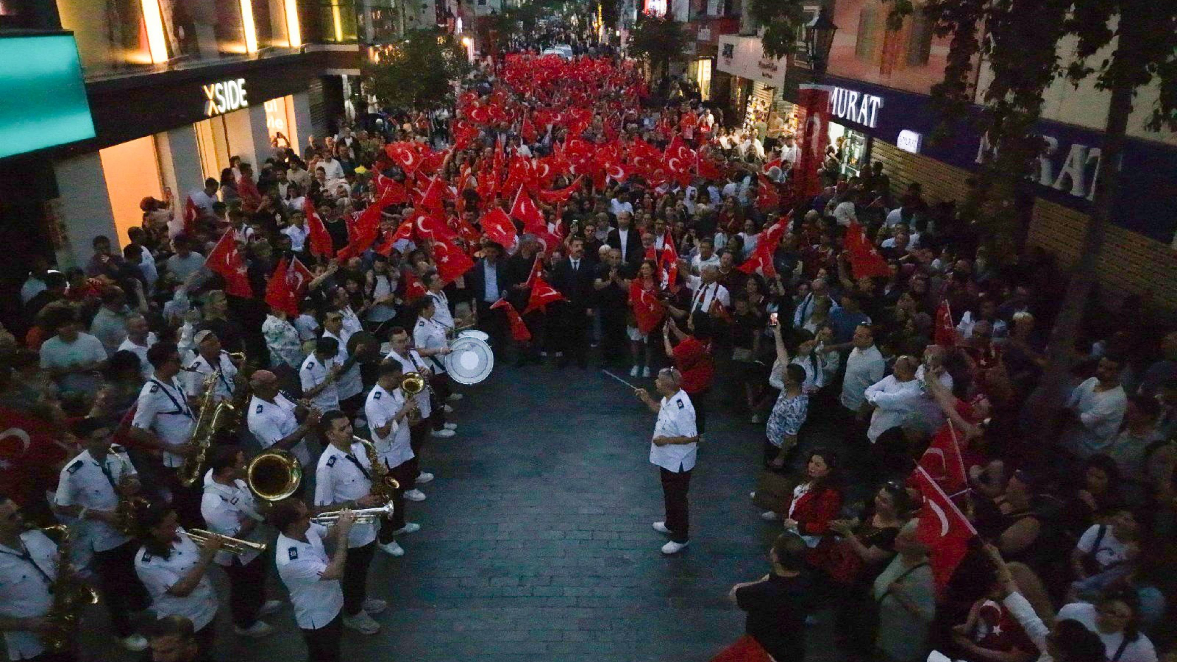 Karşıyaka'da omuz omuza 19 Mayıs yürüyüşü