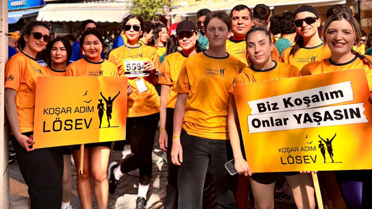 Lösev Gönüllüleri Çeşme’de Çocuklar Için Koştu1