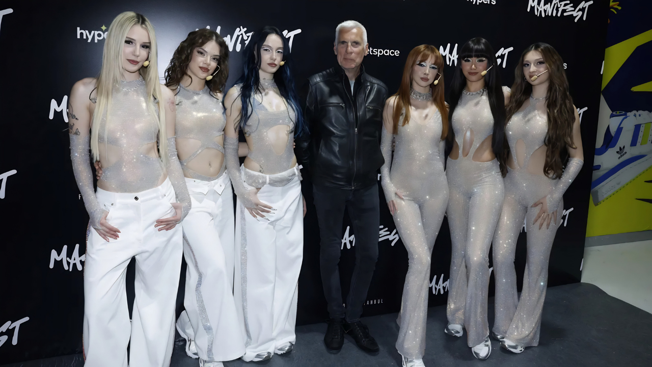 Manifest'e uluslararası dev menajer desteği: John Giddings ile el sıkıştı