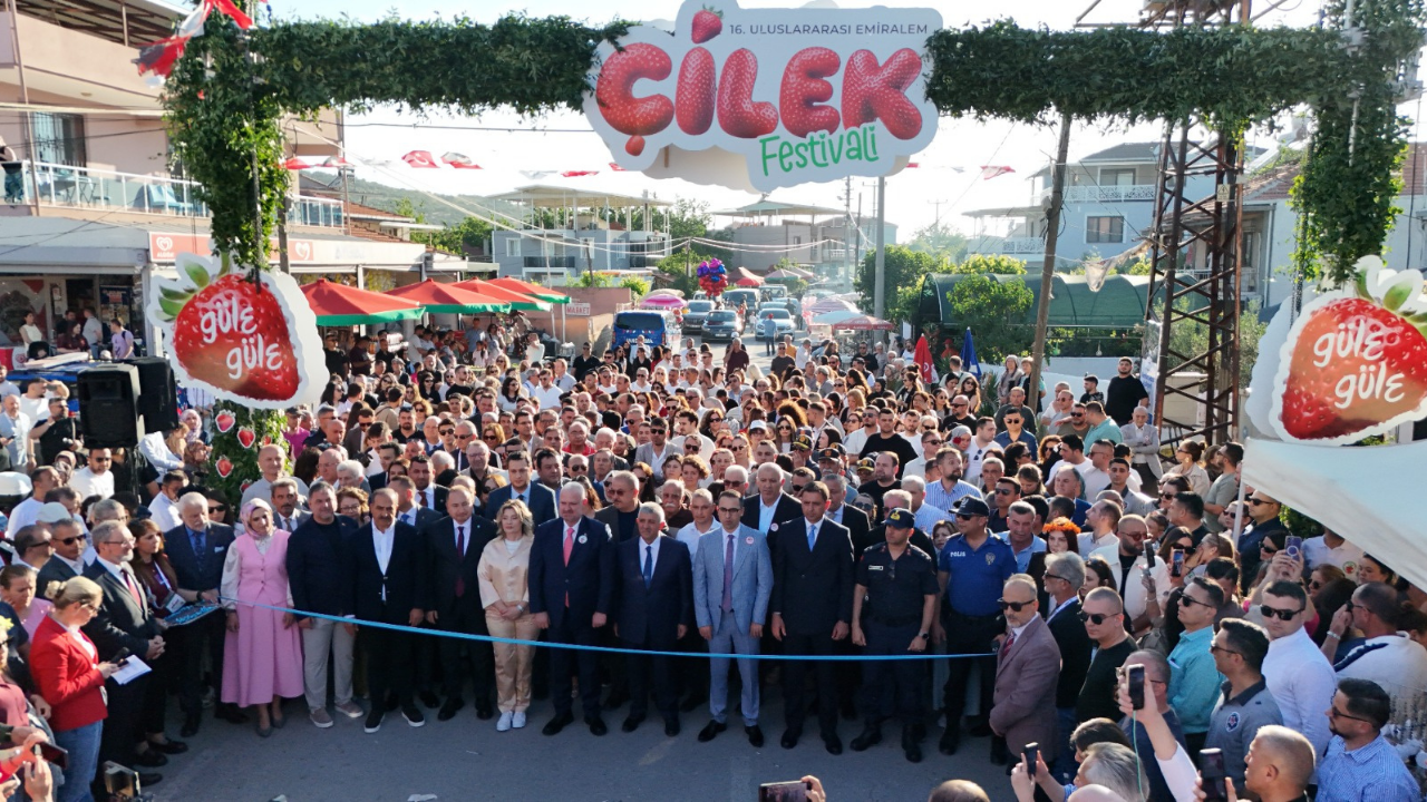 Menemen Belediyesi Uluslararası Emiralem Çilek Festivali yoğun katılımla açıldı