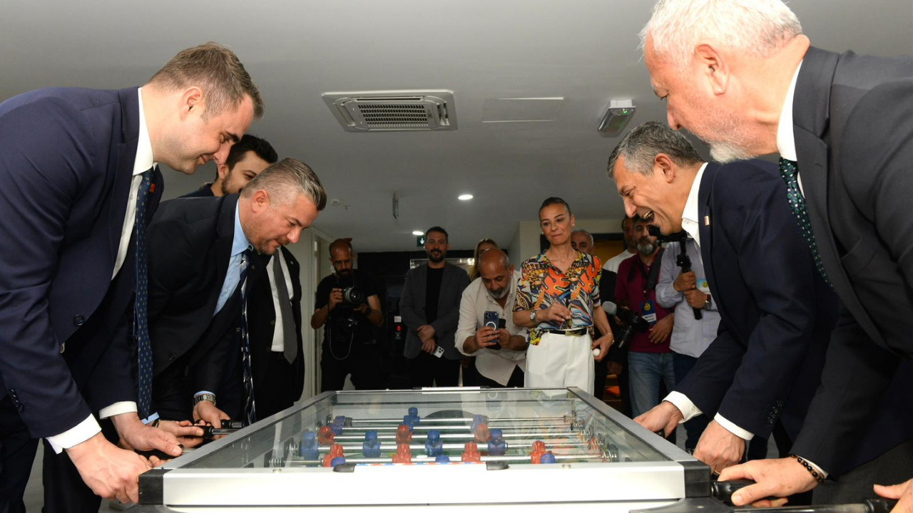 Özgür Özel, Buca’daki eğitim ve spor tesislerini gezdi