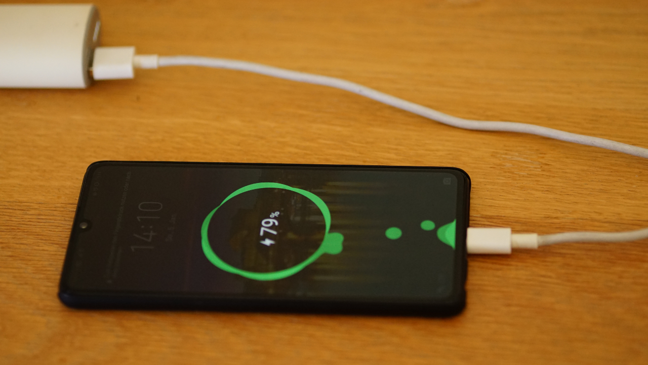Uzmanlardan kritik uyarı: Telefonu gece boyu %100 şarj etmek doğru mu?