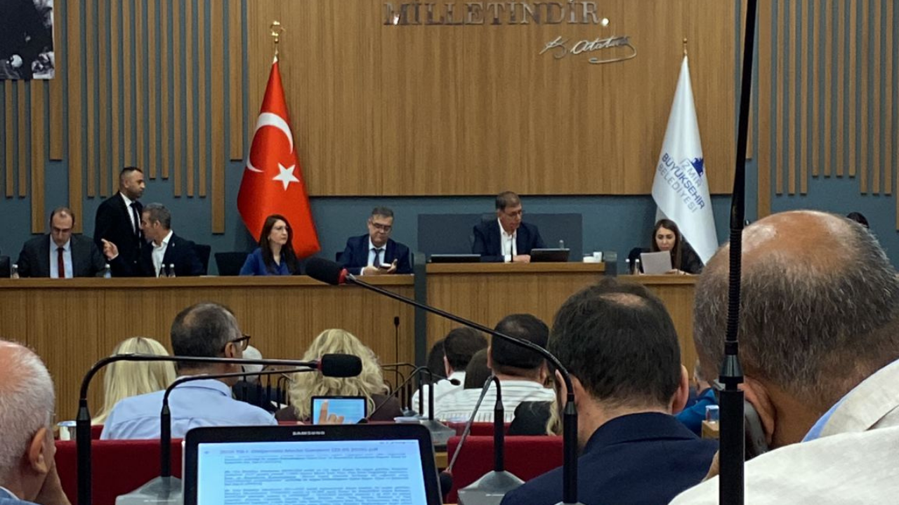 Mavişehir tartışmasında Tugay’dan net mesaj: Ne belediyeye ne kamuya kazık atmalarına izin vermeyeceğim