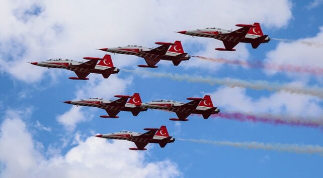 SOLOTÜRK ve Türk Yıldızları Çiğli’de gökyüzünü şenlendirecek