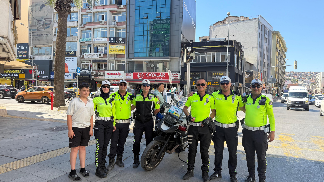 İzmir’de 35 yıllık trafik polisine duygusal veda: Son anonsu yürek burktu