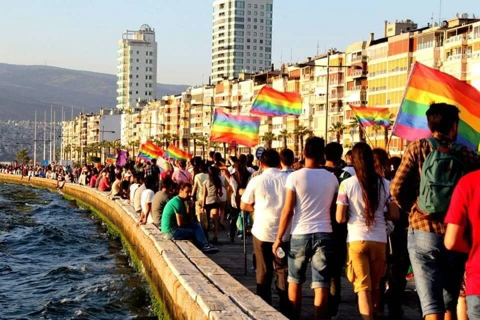 İzmir Valiliği duyurdu: Onur Yürüyüşü ve tüm açık alan etkinliklerine 2 gün yasak