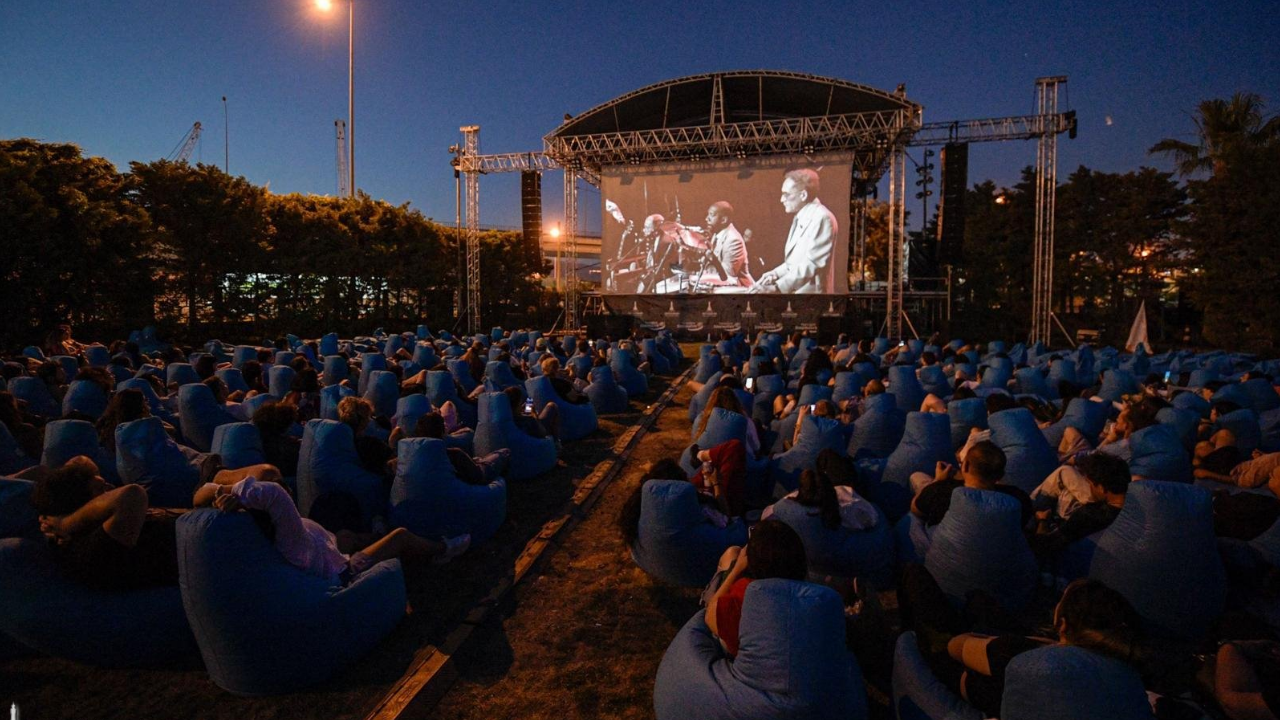 İzmir’de yaz akşamları film keyfi: Yeniden Sinematek’ten açık hava sineması