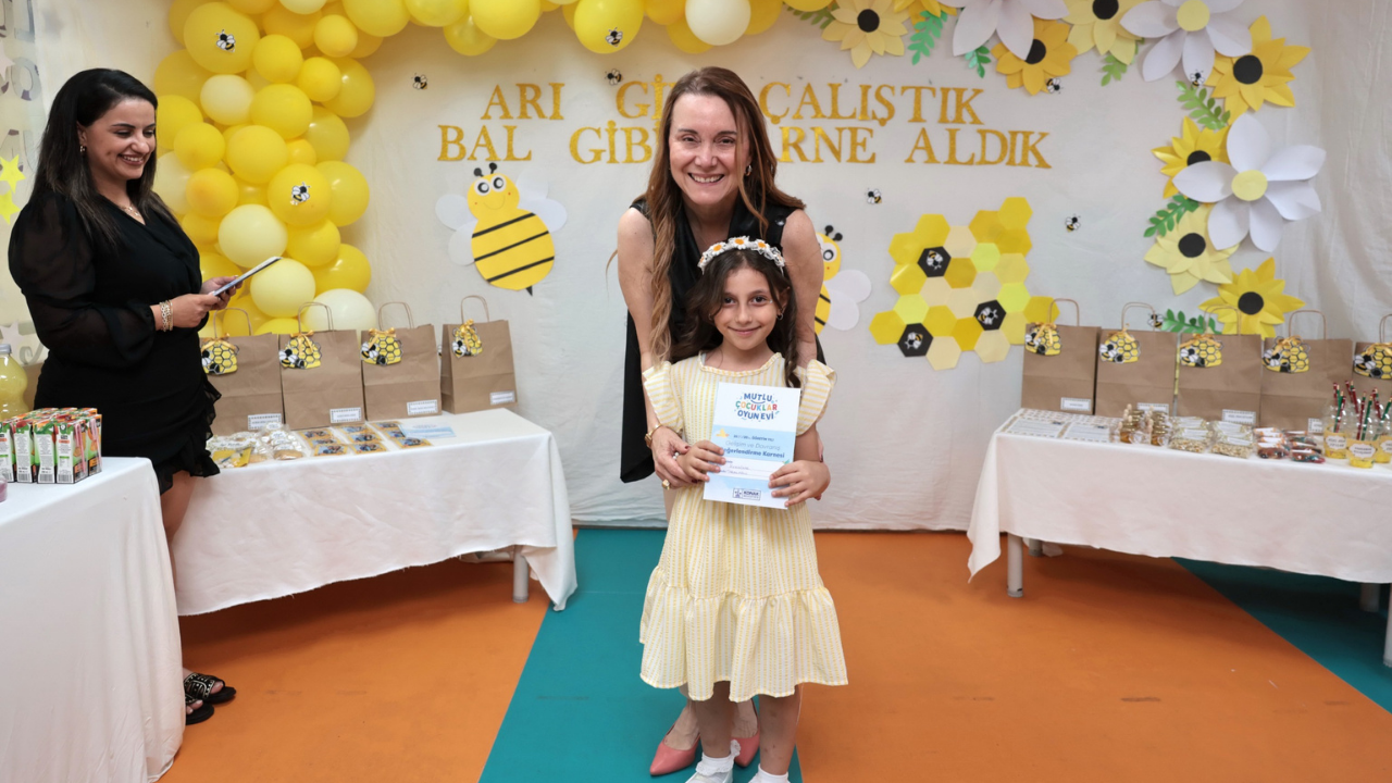 Başkan Mutlu Miniklerin Karne Heyecanına Ortak Oldu