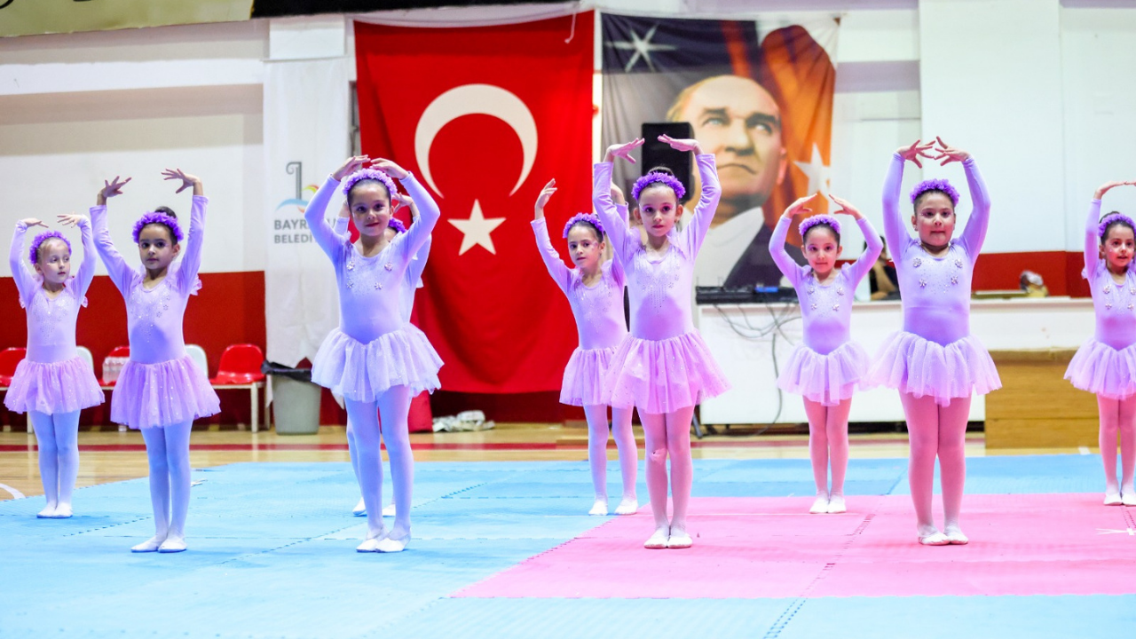 Bayraklı Belediyesi’nin Yıl Sonu Gösterisi Izleyenleri Büyüledi2