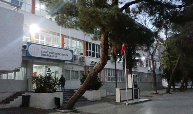 Buca'da yıkım kararı verilen okulda eğitim sürüyor iddiası